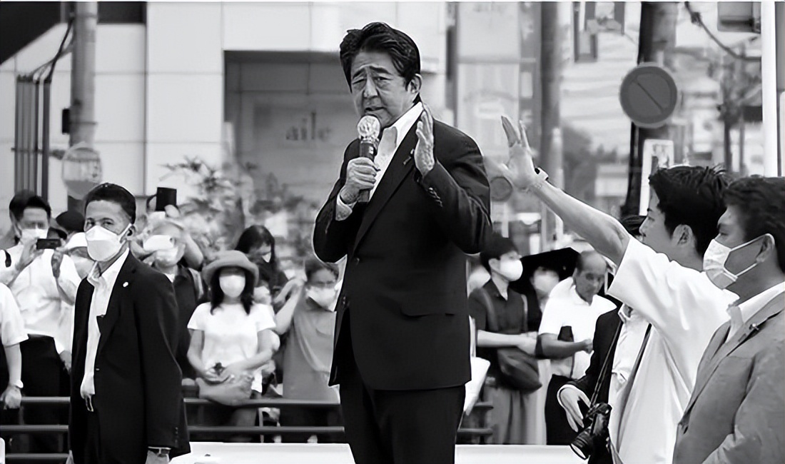 安倍遇刺身亡在场女保镖引热议,安倍被刺杀属于什么事件