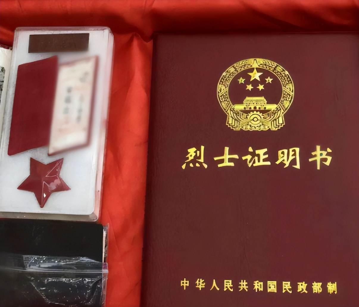 她23岁为国牺牲，初恋为其守墓一生未婚，弟弟苦寻64年在墓地痛哭