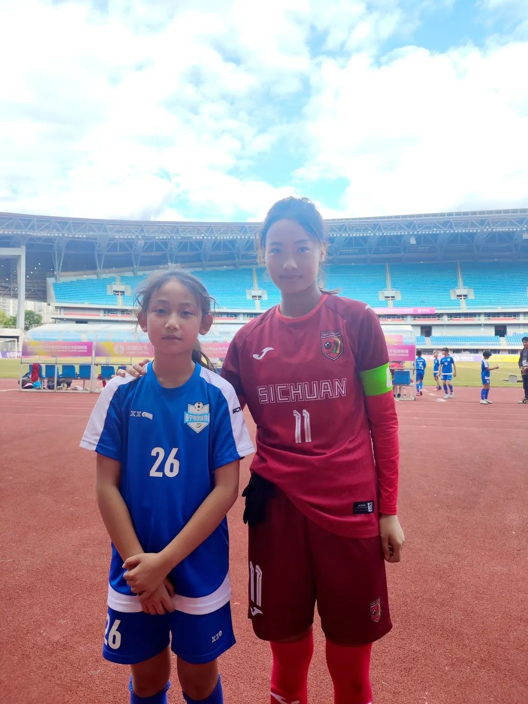 【洋渡快讯】洋渡女子小将以球童身份亮相“国内足球顶级赛事”