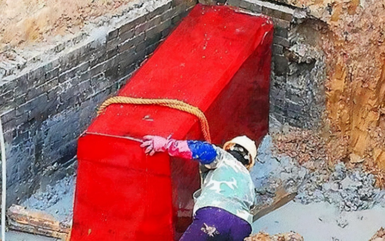 农民翻新老宅发现红棺材,浙江农民盖房挖出神秘红棺