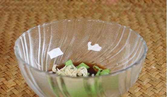 汤鲜鲜藤椒馄饨,馄饨馅爽滑鲜嫩的方法