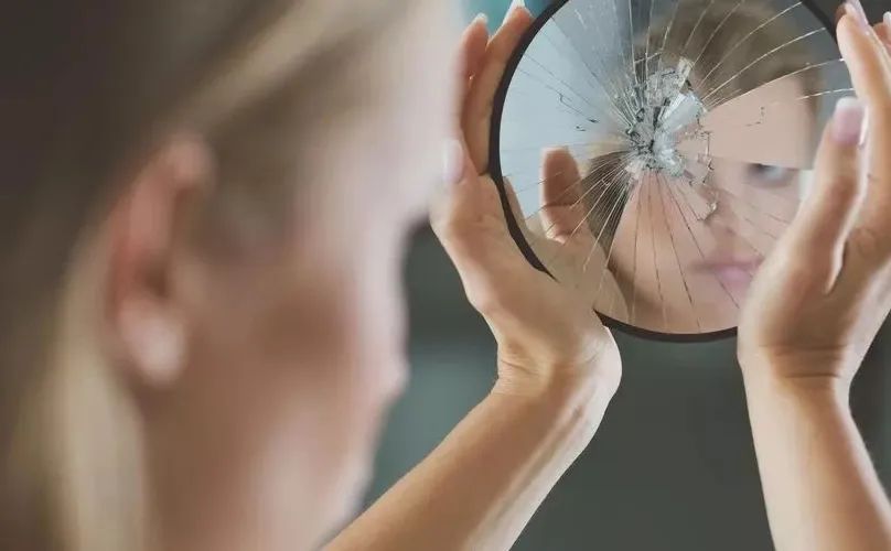 偏执型精神分裂症患者的早期症状,精神分裂症的早期症状是抑郁吗