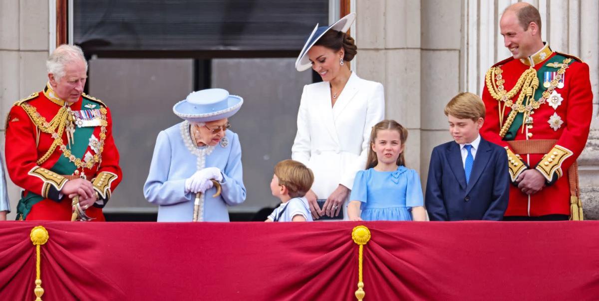 英国女王登基庆典凯特赢很大？纯白穿搭迷人优雅，带萌娃站C位