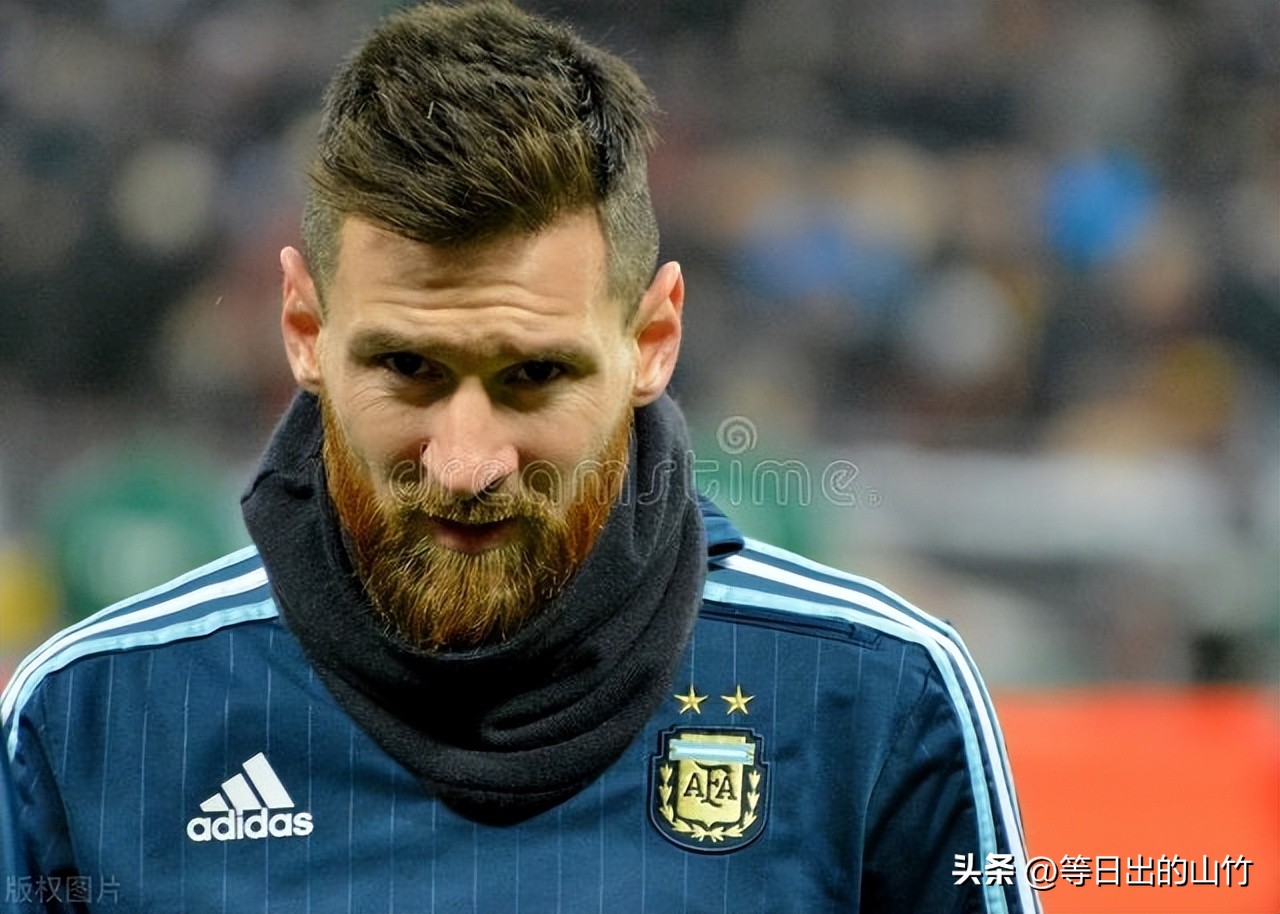 男孩为了长高每天拿针扎,男孩为了长高每天扎大腿