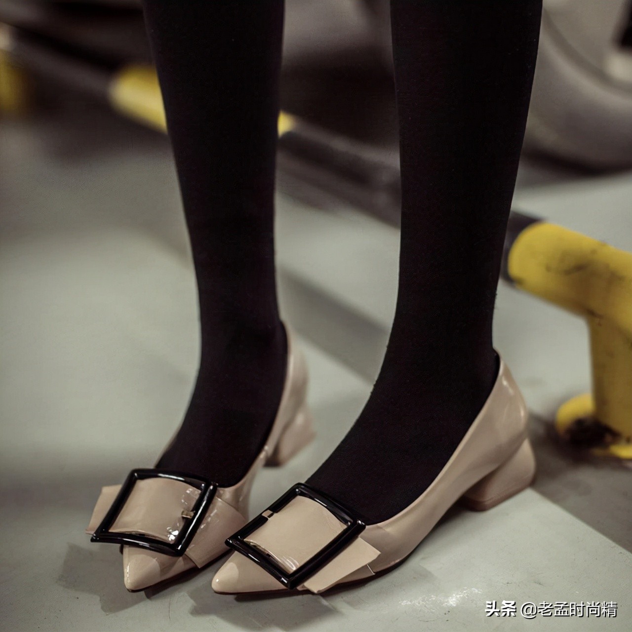 今夏最时髦的5双尖头高跟鞋,吊带连衣裙配尖头高跟鞋