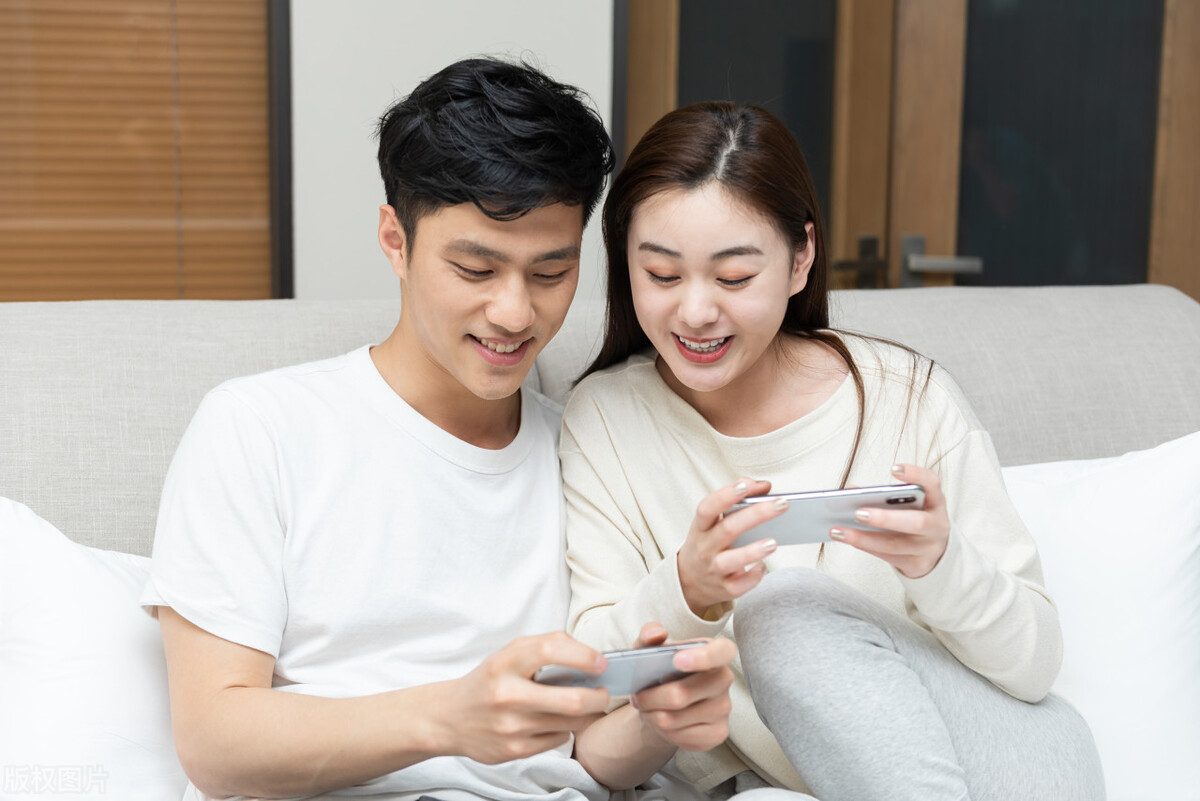 眼睛肿流黄色液体,眼睛肿了为什么会流黄色东西