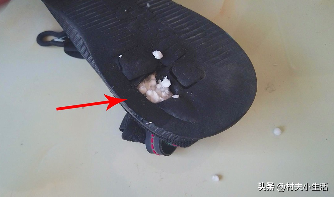 把502胶水滴在插座上,把502胶水滴在纯净水里