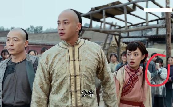 洒枸杞假装喷血、演尸体玩手机，这些穿帮镜头好敷衍，个个离谱