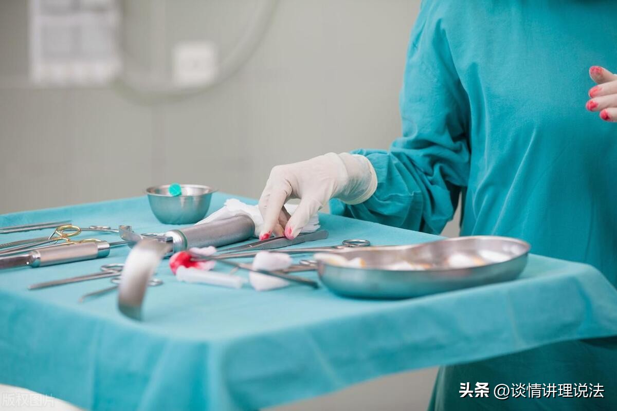 男子打砸车直接被撞,车被故意打砸怎么赔偿