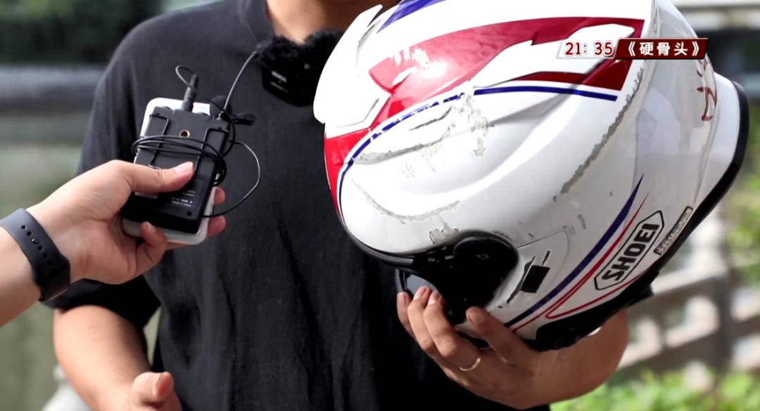 视频|摩托车车主腾空三周落地，头盔救了他一命