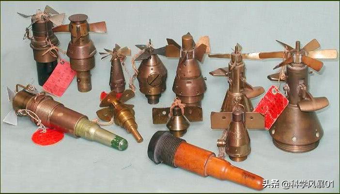 飞机俯冲投弹炸军舰练习,火箭弹击中的螺旋桨