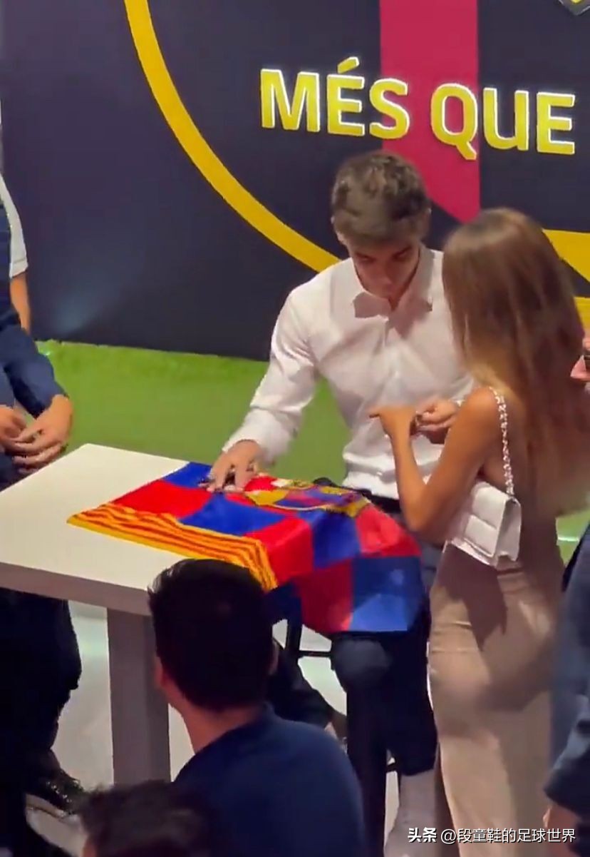 暗传情愫！绝色佳人主动递给巴萨新星暧昧小纸条双方回家当夜网聊