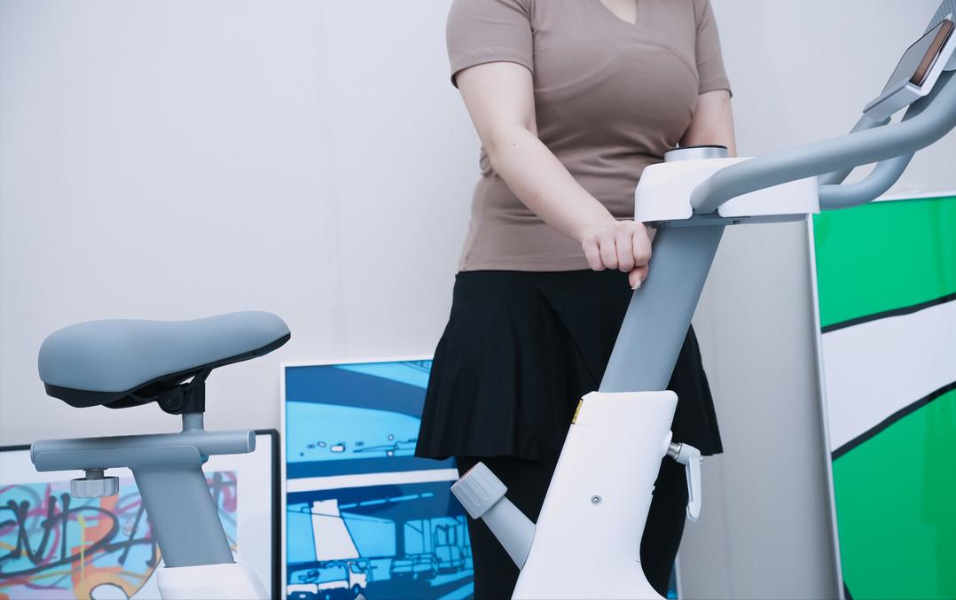 动感单车伤到膝盖了会不会很严重,动感单车不站着骑对膝盖有伤害吗