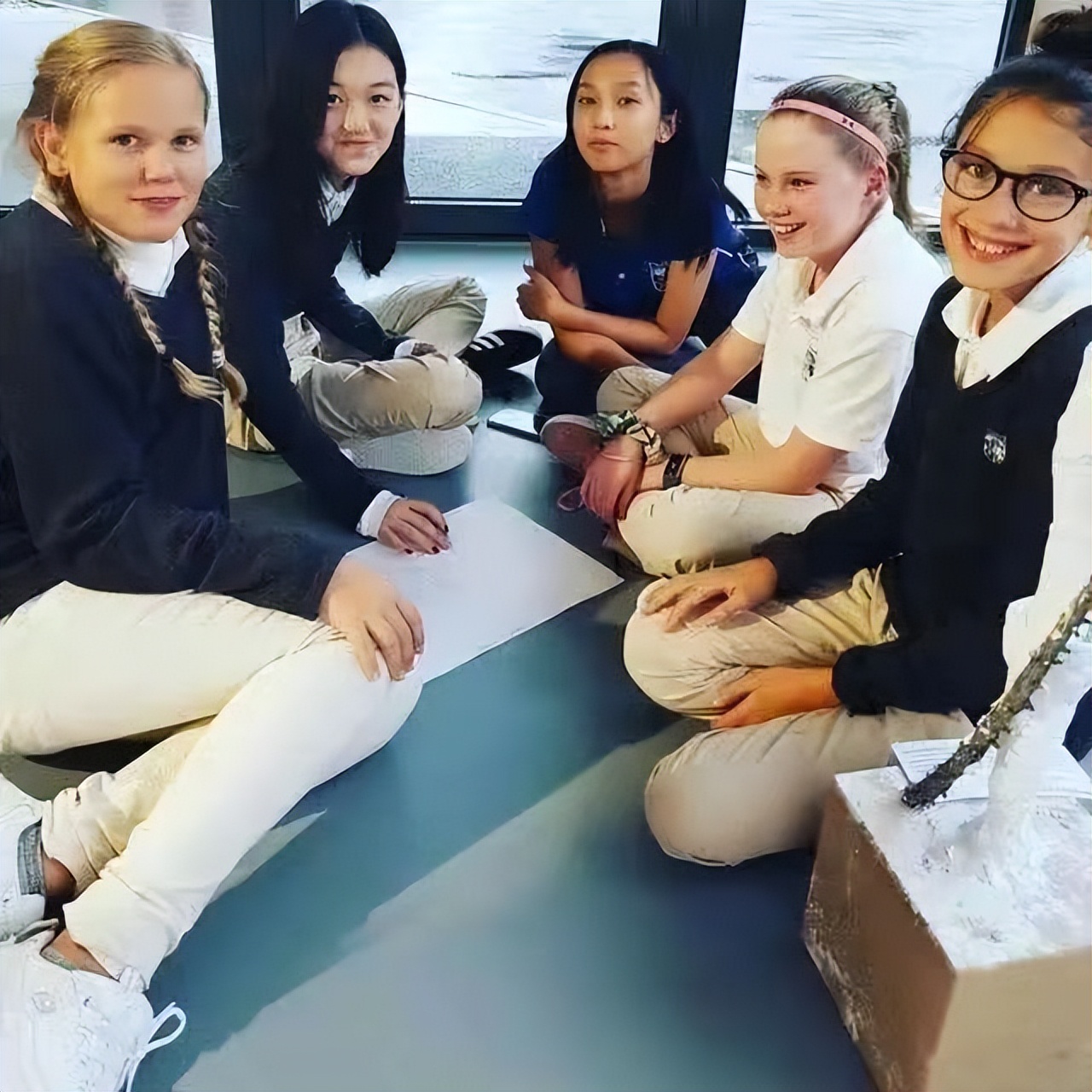 王菲带李嫣香港购物,王菲李嫣金发抢眼