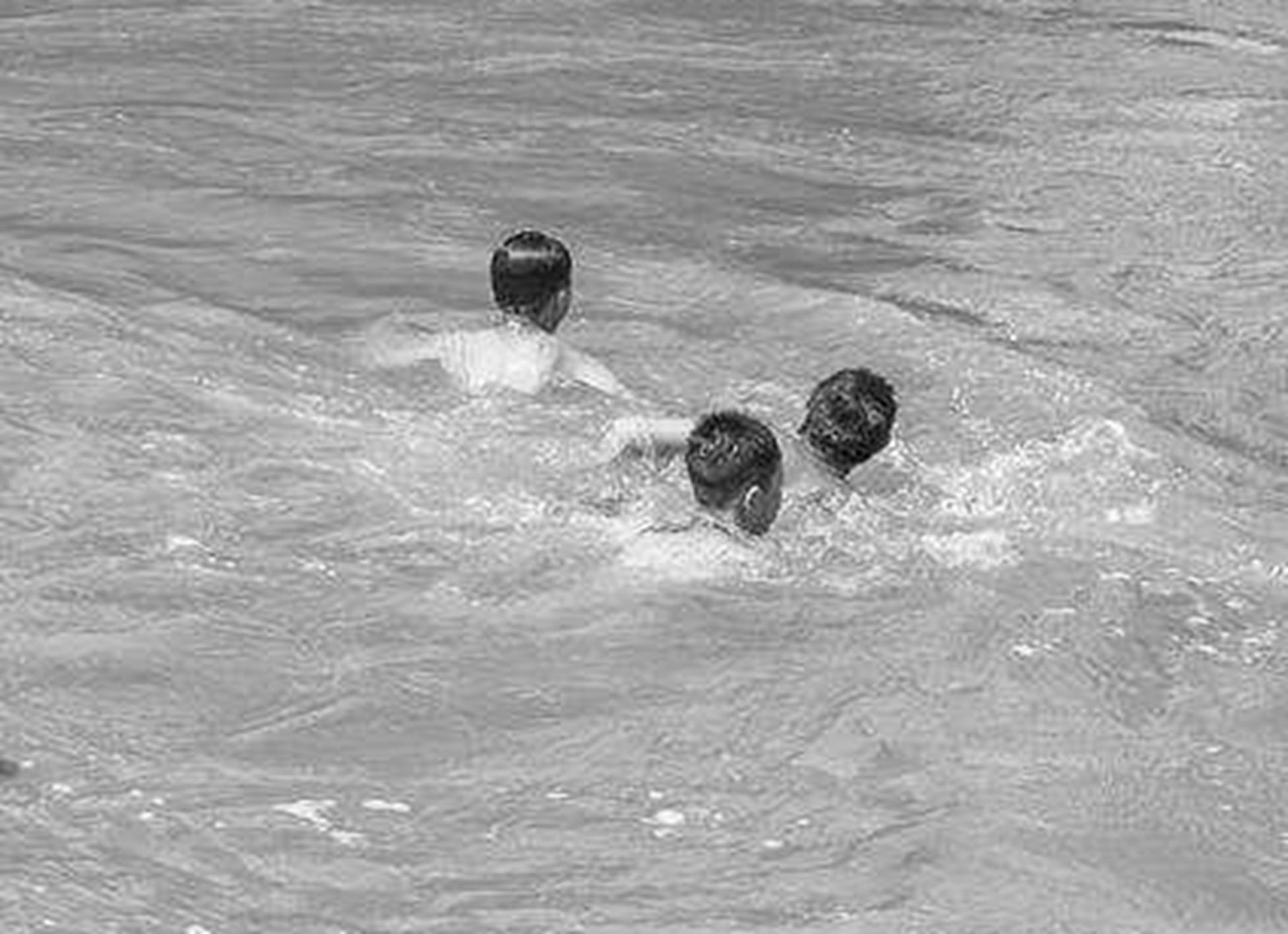 保定五中9：响应号召八中门前游泳，考入深池就靠蛙泳一姿