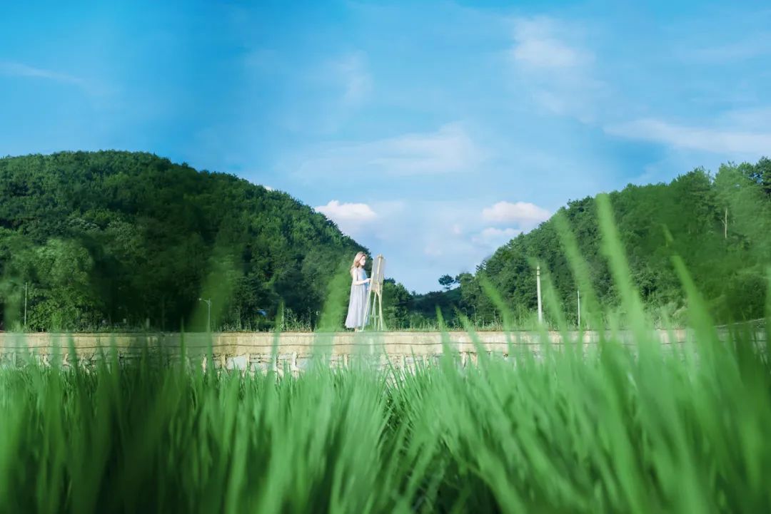 隔着桌子夹菜,不要光拿筷子夹菜