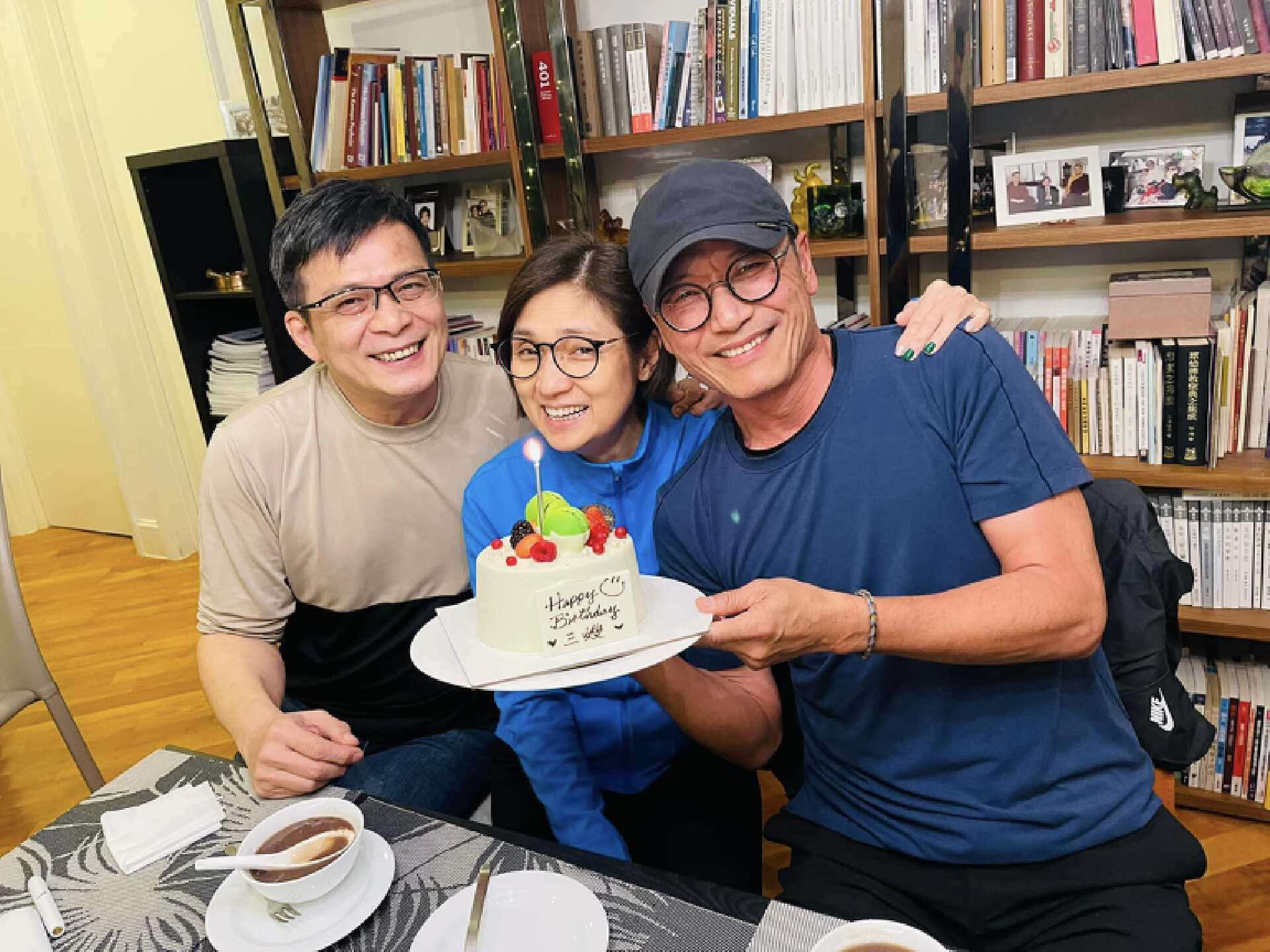 黄日华穿衣风格,黄日华年轻时踢球的视频