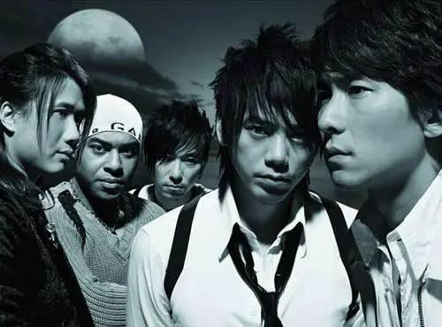 互殴、单飞、结婚，巅峰时突然解散的7个乐队，共富贵有这么难吗