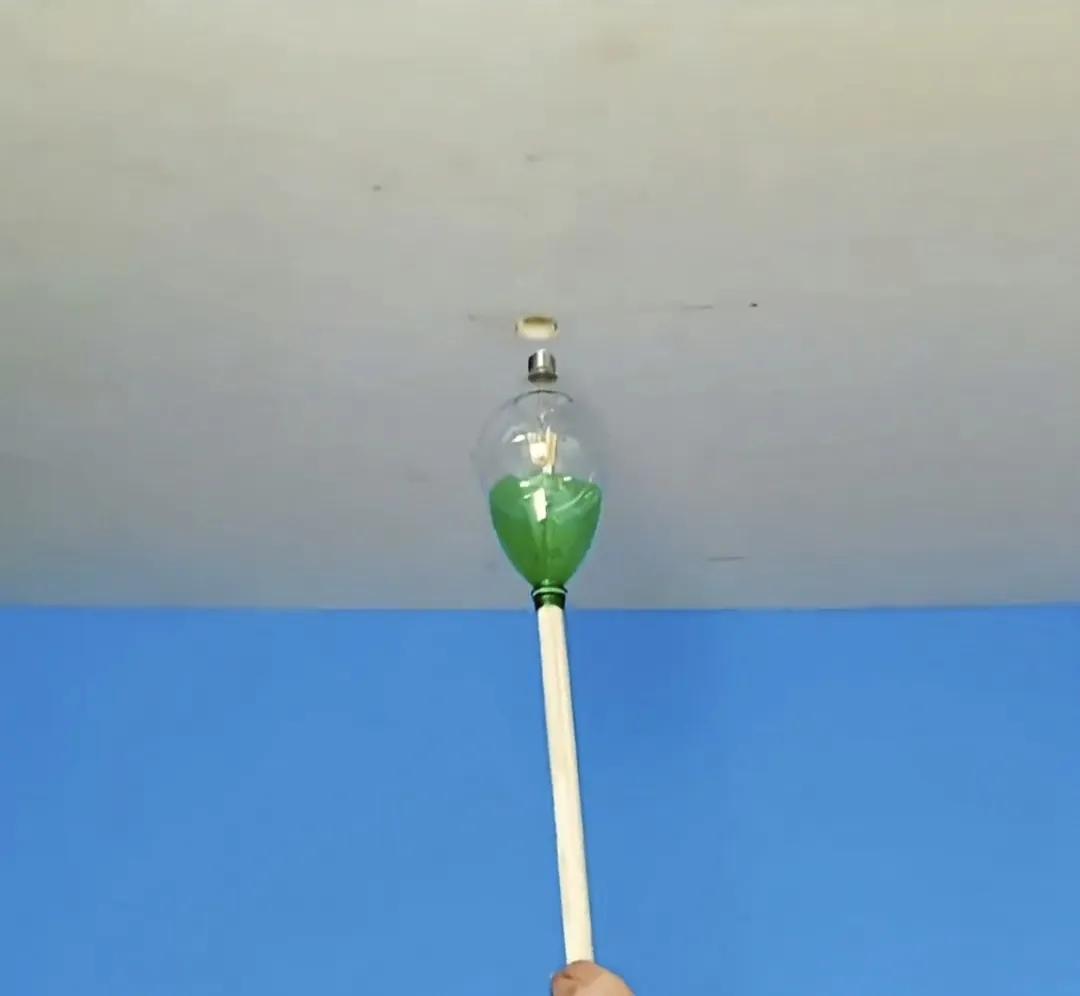 没有梯子怎么更换高处灯泡,不用梯子换高处的灯泡方法