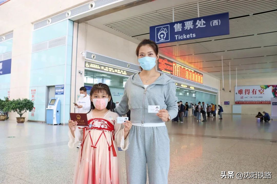 带两个宝宝坐火车孩子需要买票吗,妈妈坐火车带宝宝需要购票吗