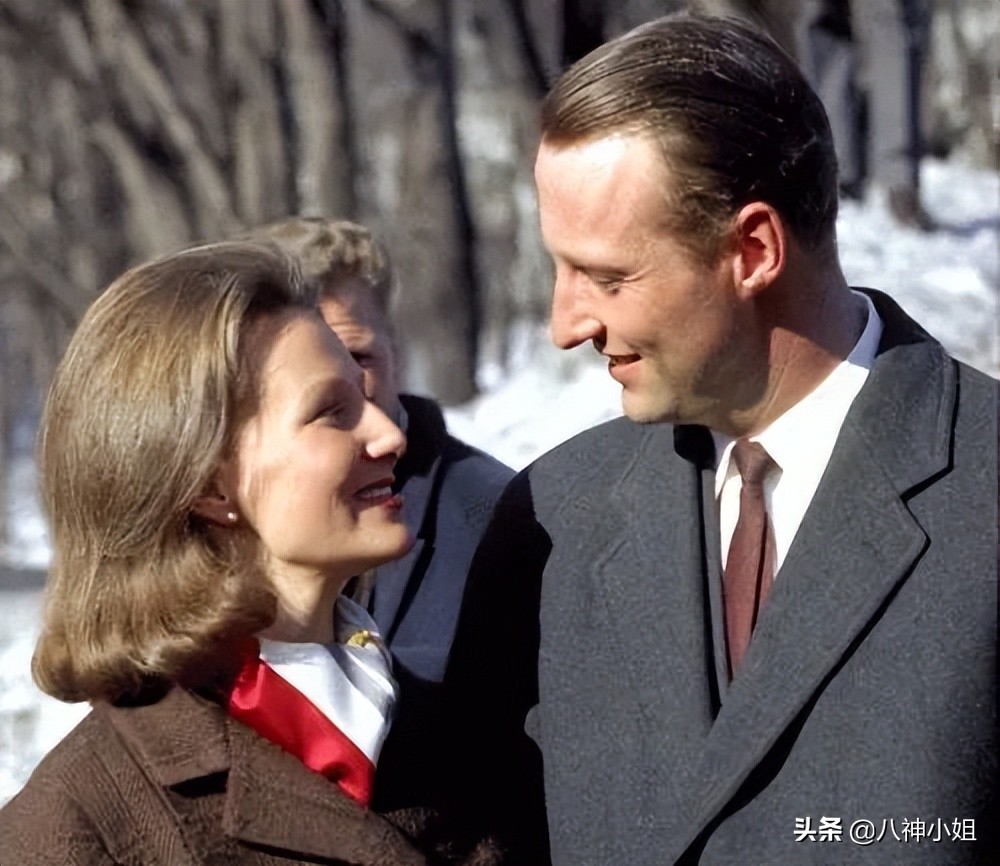 85岁平民王后替夫出席公务，大牌不断，婚姻竟然是欧洲最美满的？