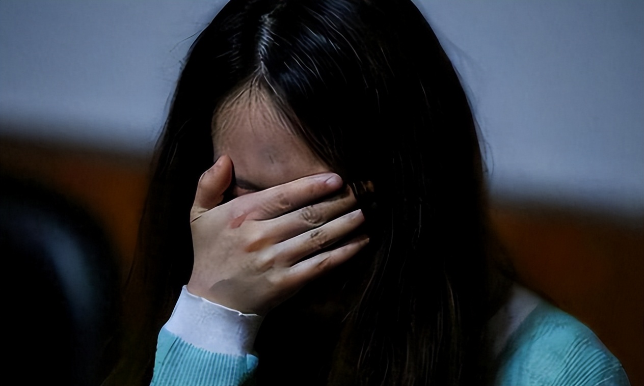 51岁大姐醉酒被人扛走,江苏51岁大姐醉酒被人扛走