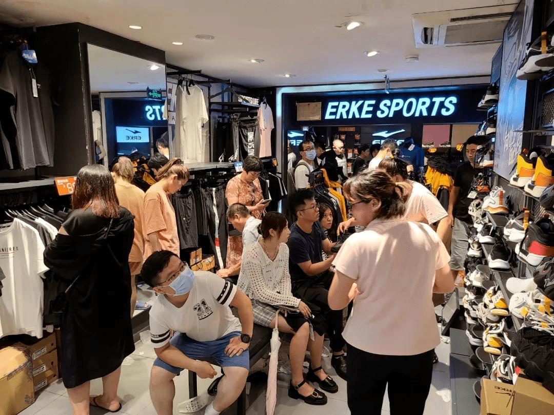 耐克是如何一步步跌落神坛的呢,当年一鞋难求的鞋子