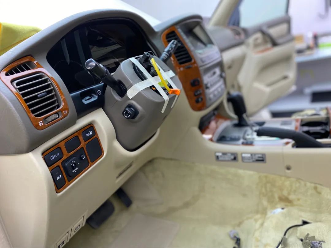 陆巡lc100中控台翻新视频,陆巡lc100内饰翻新