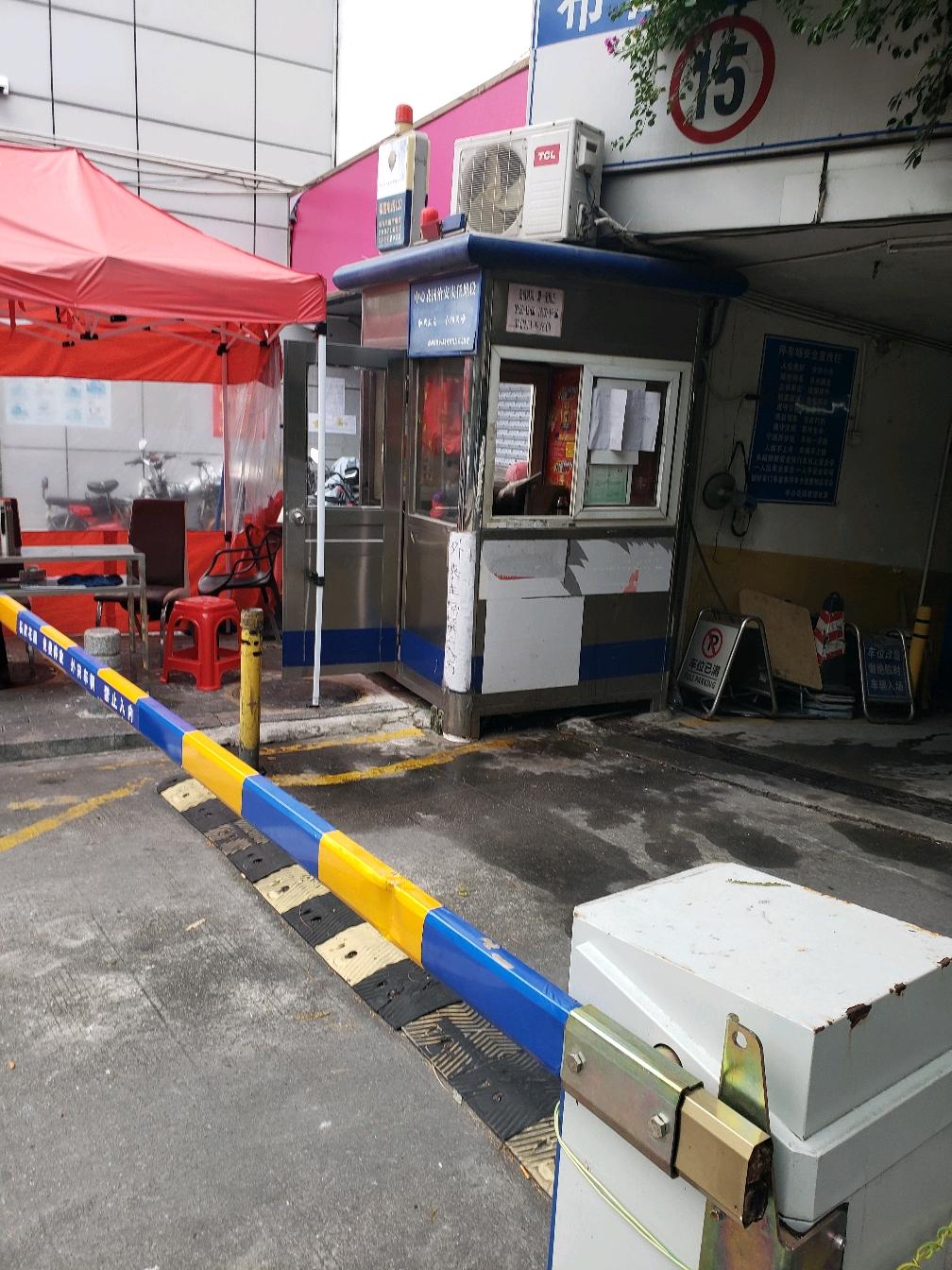 深圳布吉中心花园物业豪横，只让停车，却不收停车费