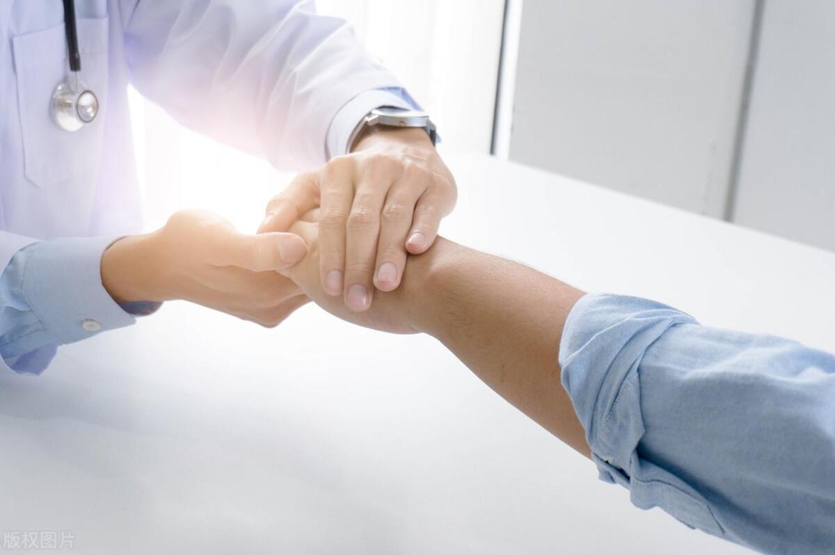 男子*丸睾**疼痛,放射到两边肾脏,医生像盘核桃一般,为其揉搓检查