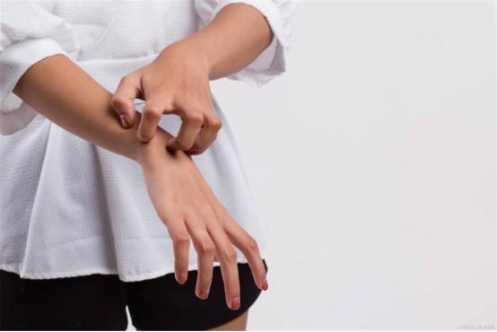 糖尿病引起皮肤瘙痒症,糖尿病人的皮肤瘙痒症怎么治疗