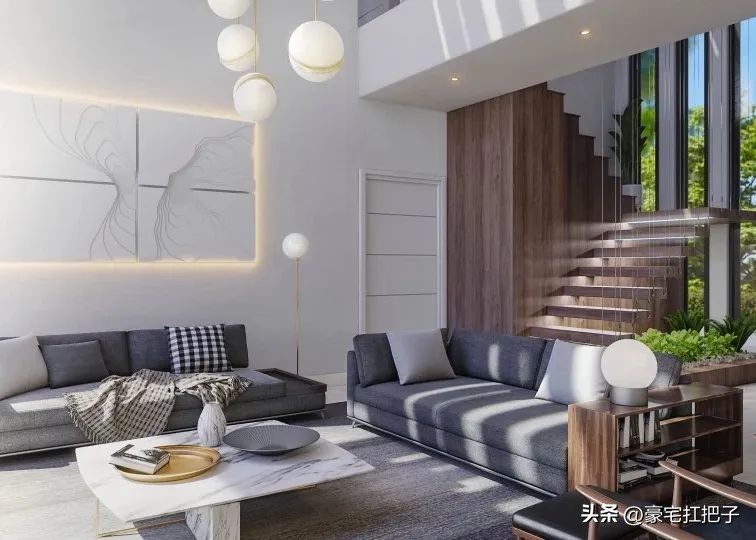 C罗9套豪宅曝光，女友花半小时才走到客厅，车库有超20辆顶级跑车