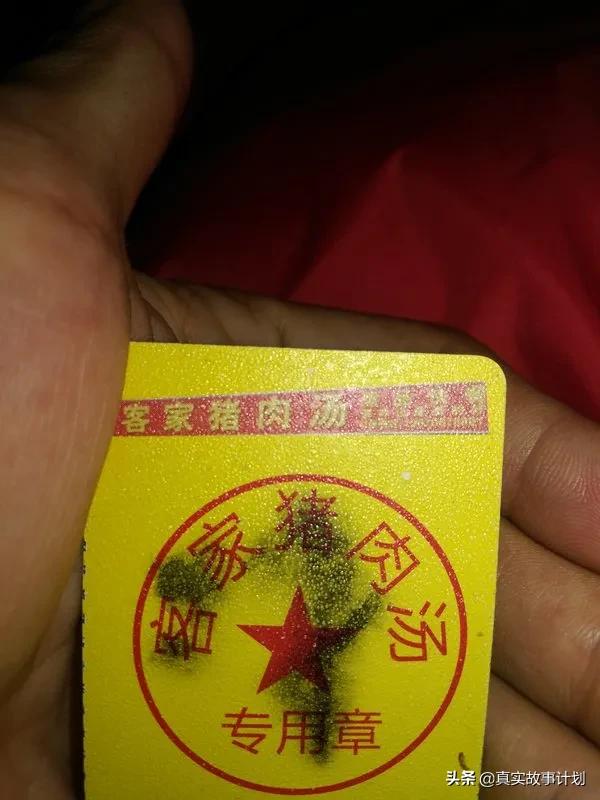 年轻人的手机里有什么？把胡须、证件照和速效救心丸藏在手机背后