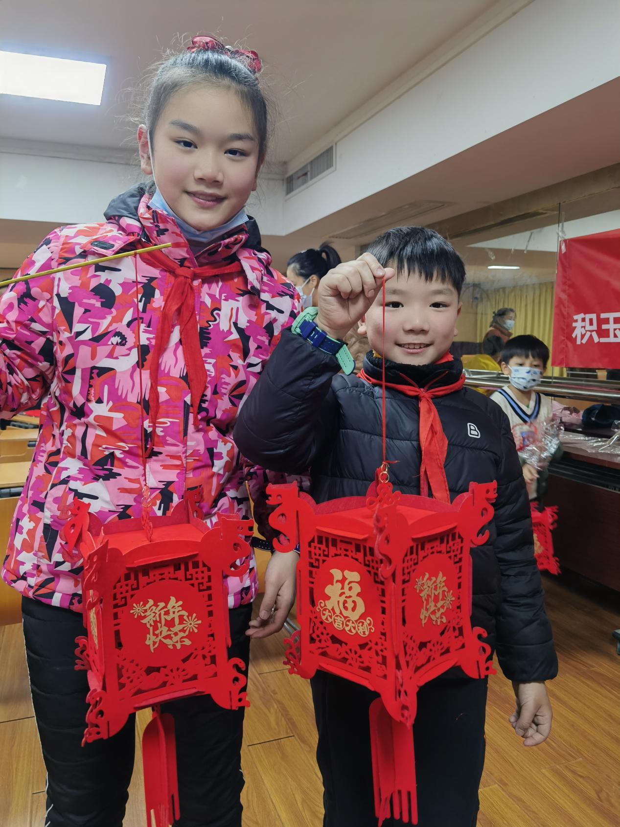 武昌区积玉桥街道融侨华府社区开展“巧手做灯笼,温暖迎新春”手工制作迎新春活动