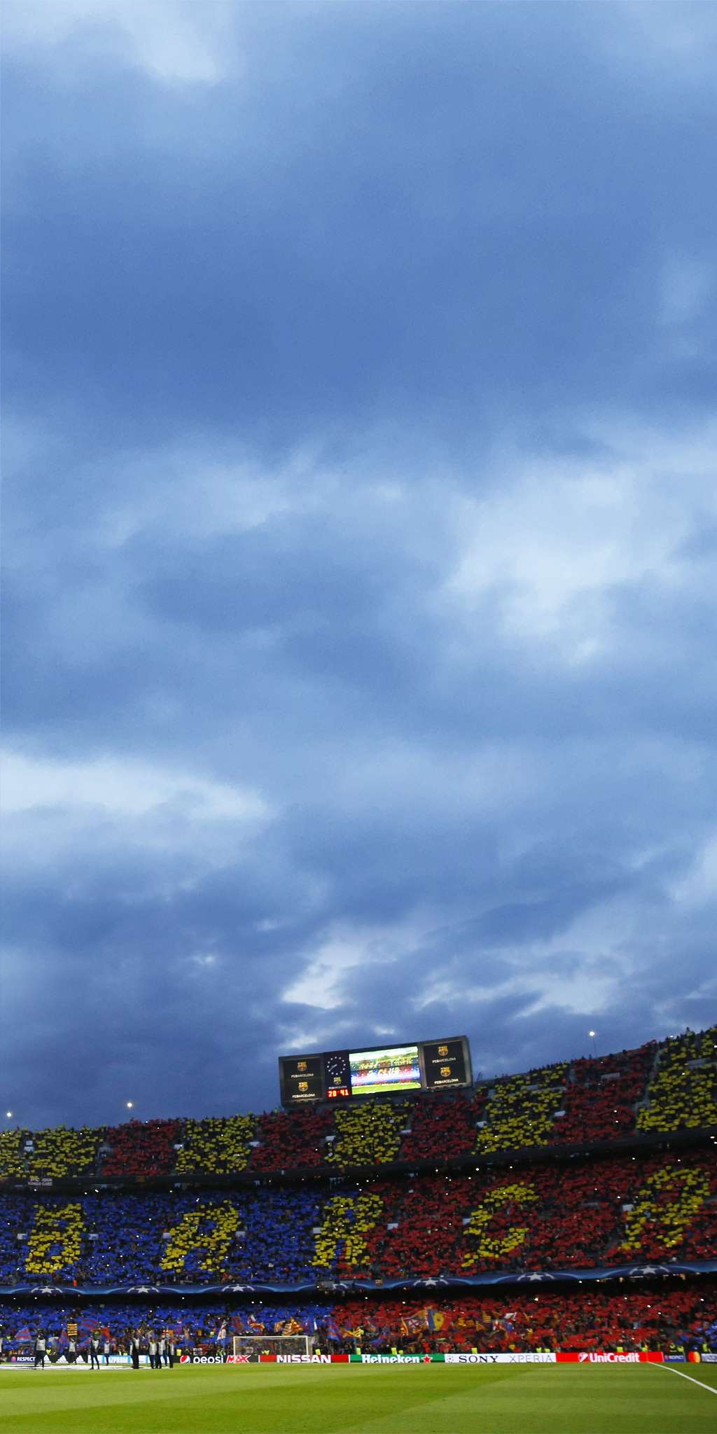 足球壁纸一男一女,足球壁纸多人