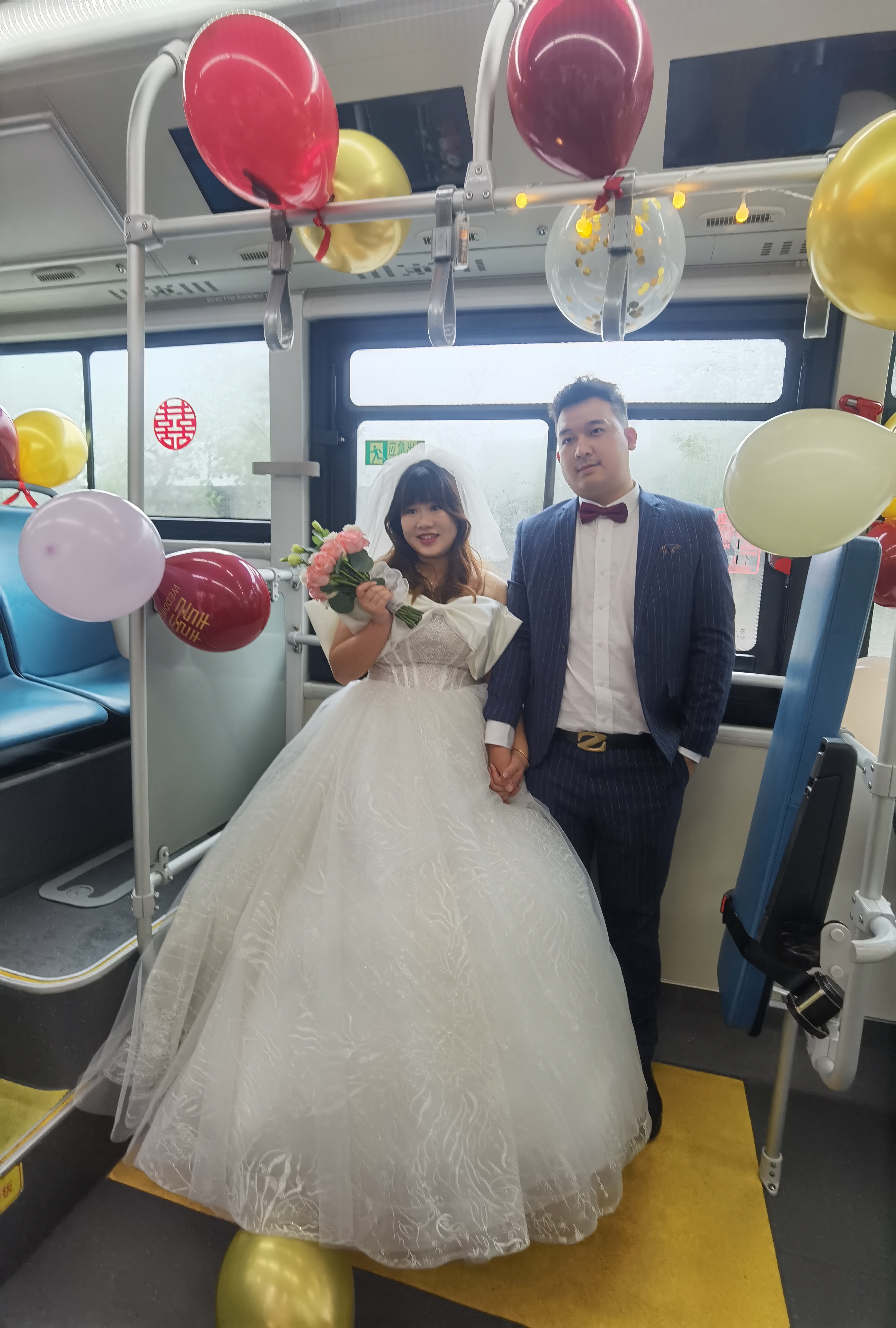 重庆公交车当婚车,别样浪漫婚礼