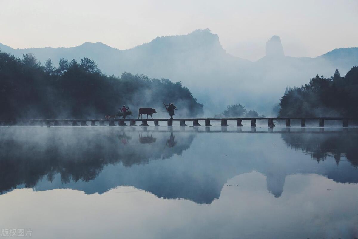 碧艾香蒲处处忙，谁家儿共女，庆端阳