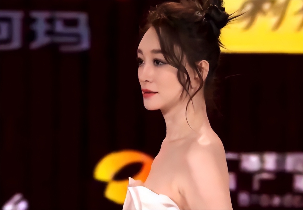 白得发光李小冉,李小冉全身白到发光