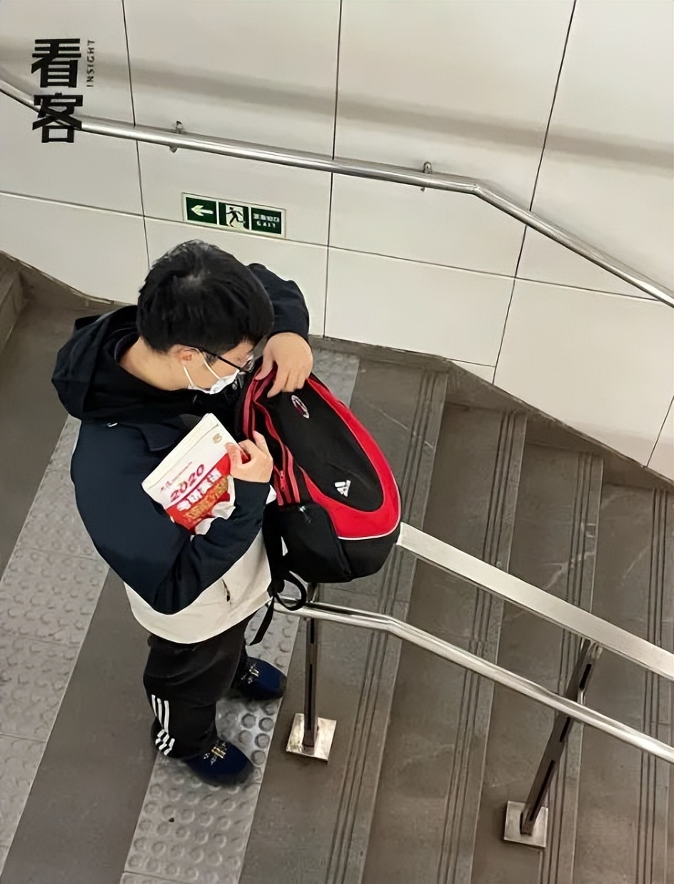 北京通勤路上,她用镜头记录2000个捧着书的人