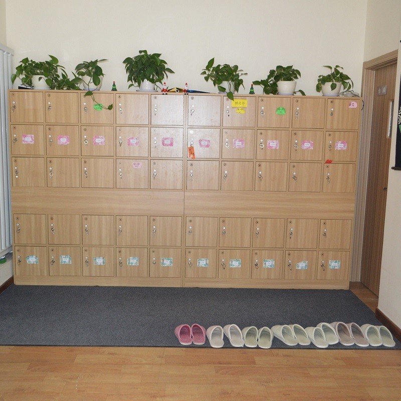 老兵被养老院护工打爆眼球,73岁老人被养老院护工打爆眼球