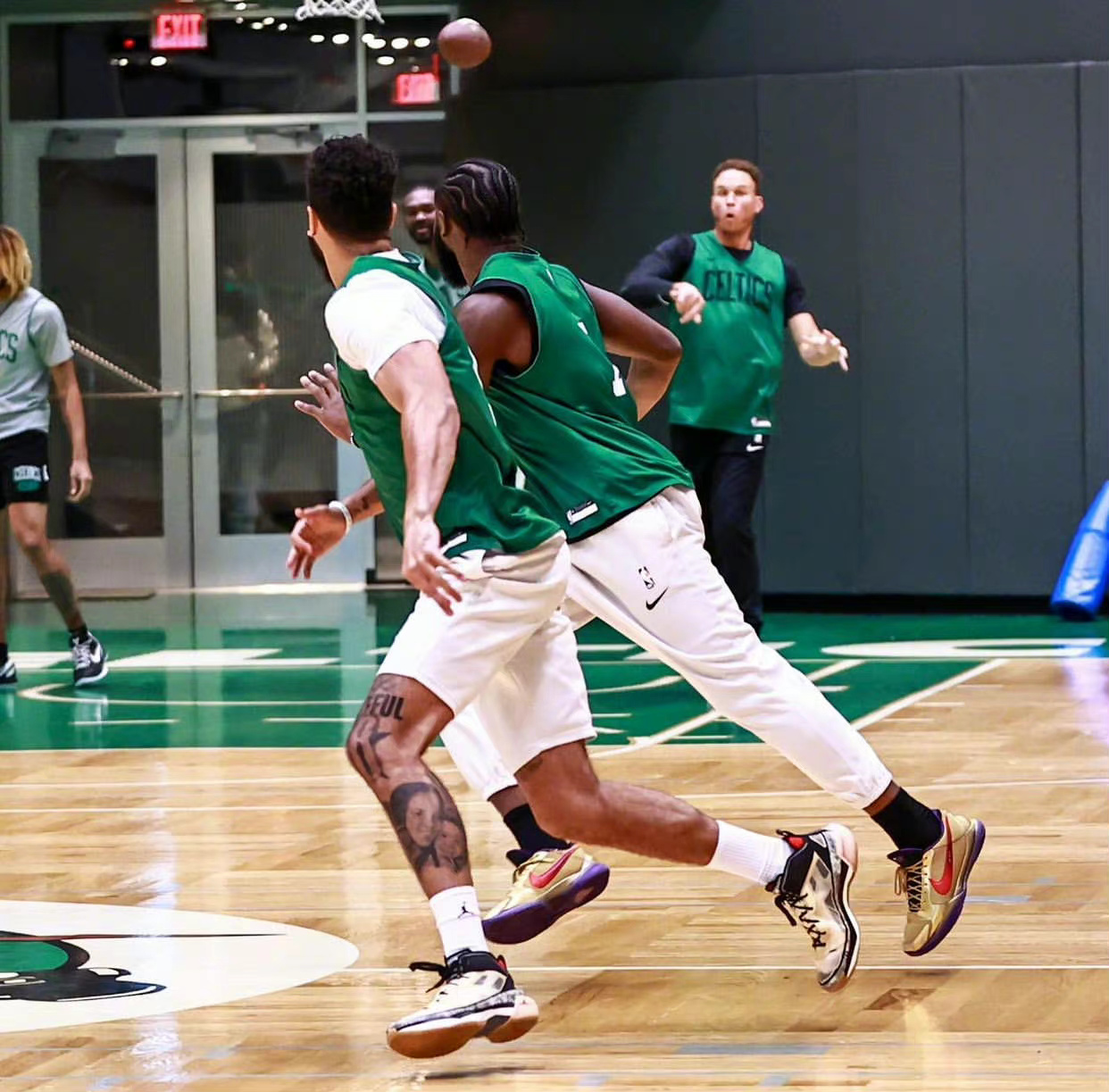 NBA季前赛上脚：胖虎穿Zion2灭霸紫，杰伦穿科比5