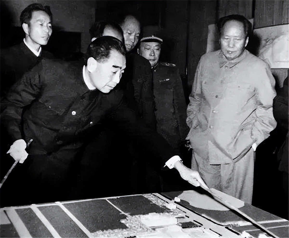 1959年人民大会堂落成，毛主席指着天花板笑问：这是谁的主意