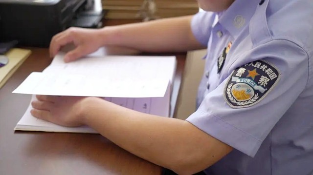 民工捡到3亿元的手镯,民工挖3亿金手镯完整版