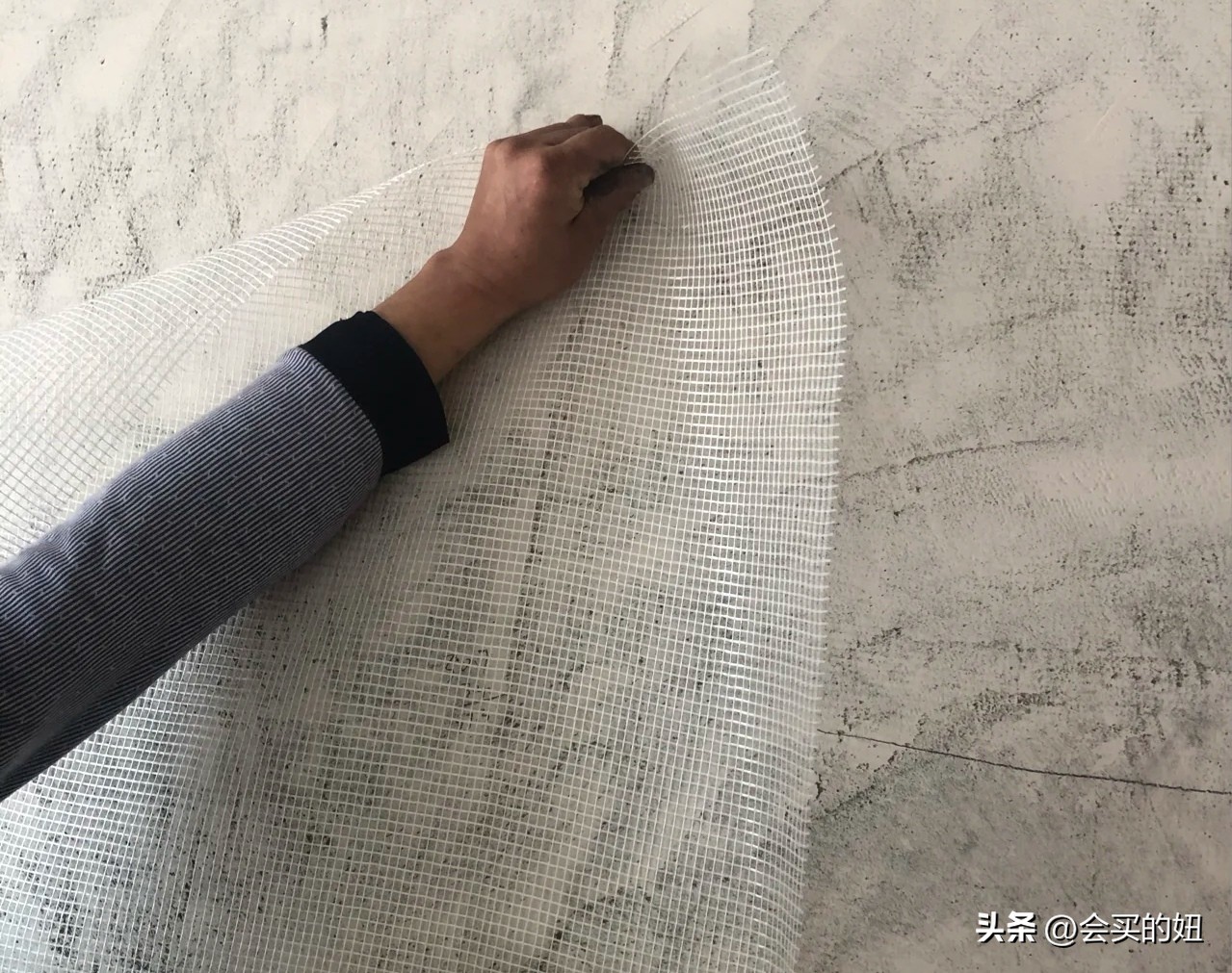 刮腻子怎么避免刷到玻璃上,刮腻子遇到坑怎么办