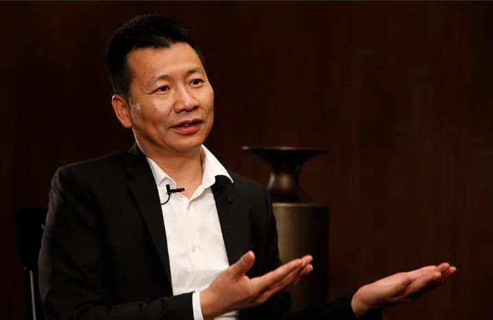 美邦服饰董事长周成建,美邦服饰周成建和周建平什么关系