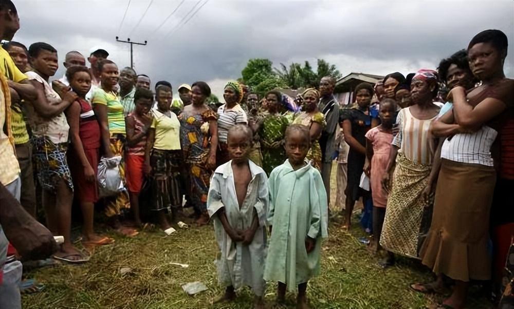 2016年，那个被白人美女喂水喝的2岁非洲小男孩，后来怎么样了？