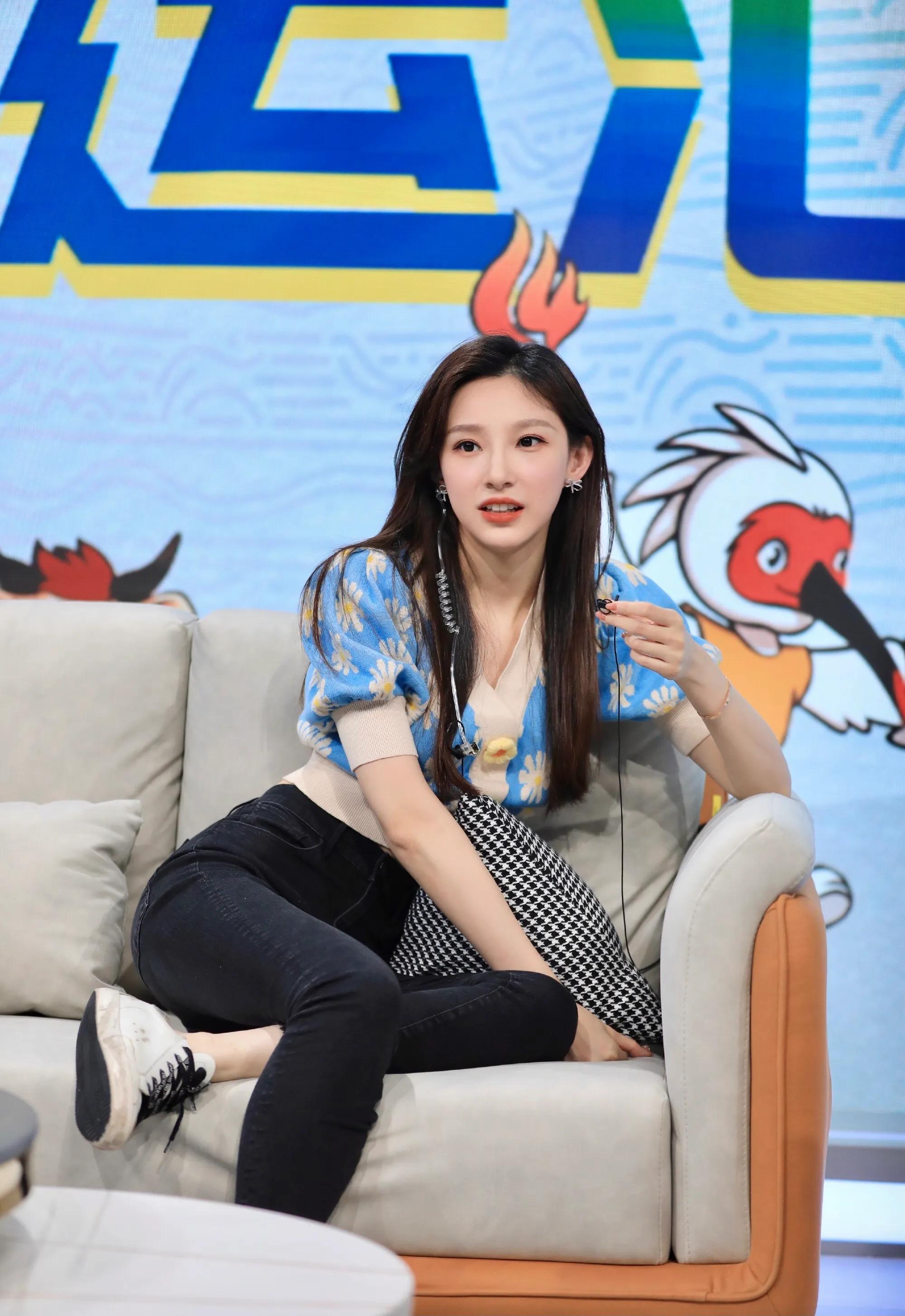 马凡舒天下足球完整视频,马凡舒第一次主持天下足球