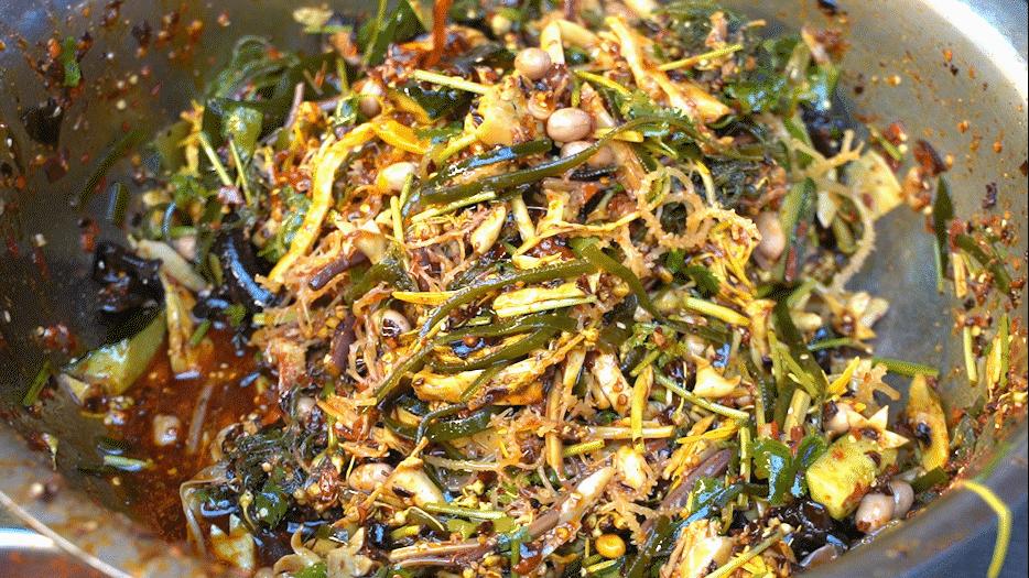 红河州有个“凉菜西施”，4㎡的小摊火了15年，一个月能卖10吨菜