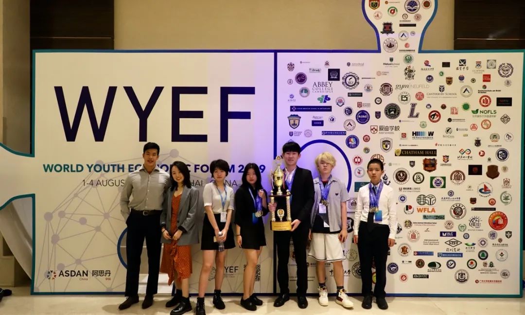 创校生录剑桥、去肯尼亚后变身“食堂警察”，90年历史的学校牛