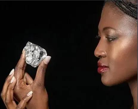 英女王伊丽莎白去世，皇冠名钻“光明之山”再次被推上风口浪尖